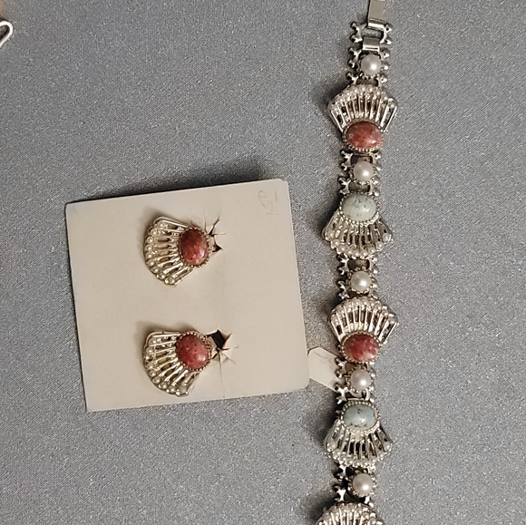 Absolutely stunning Vintage Bracelet with Clip on earrings - Picture 6 of 9